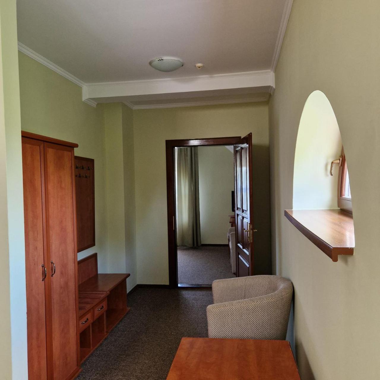 Hotel Helikon Yanoshi Екстериор снимка