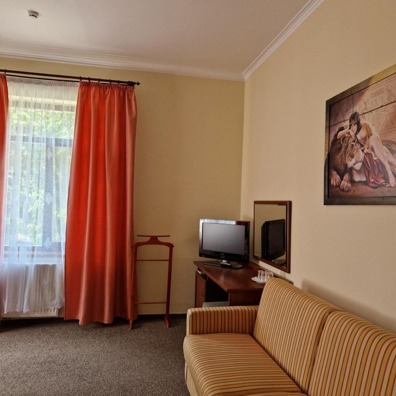 Hotel Helikon Yanoshi Екстериор снимка