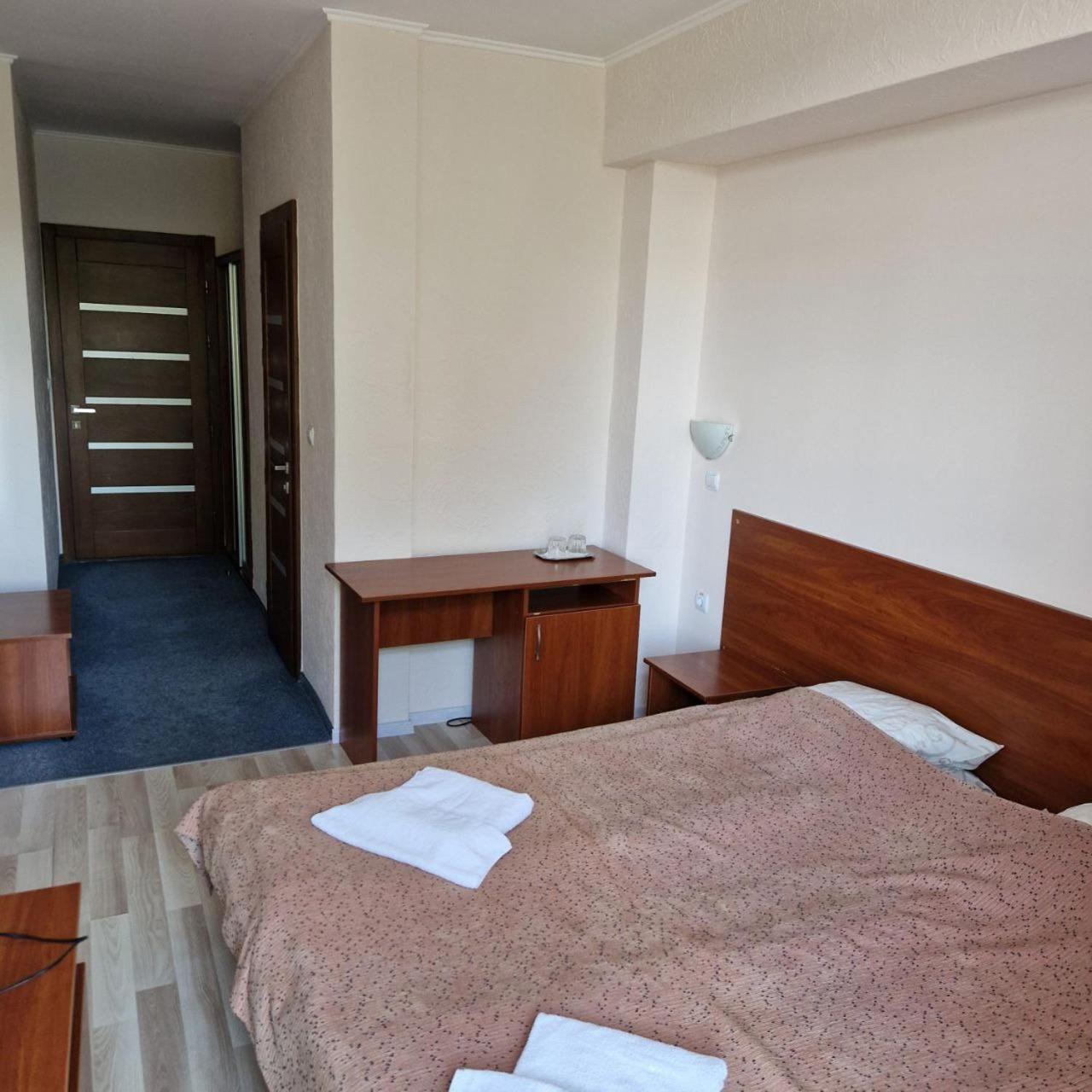 Hotel Helikon Yanoshi Екстериор снимка
