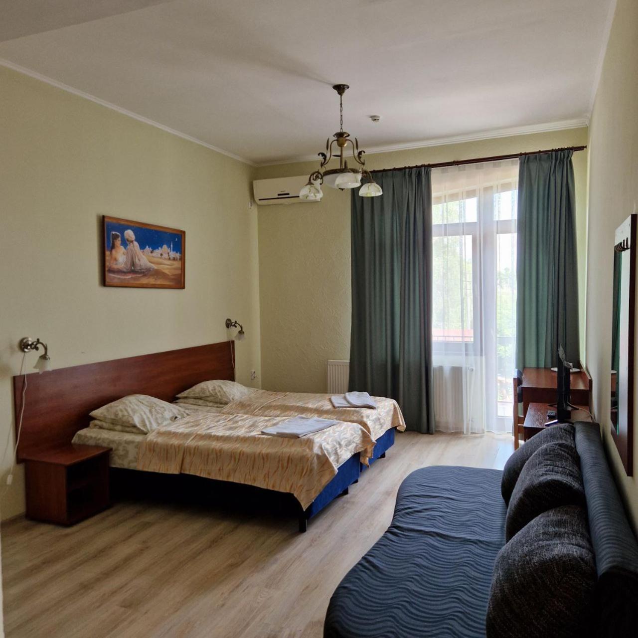 Hotel Helikon Yanoshi Екстериор снимка