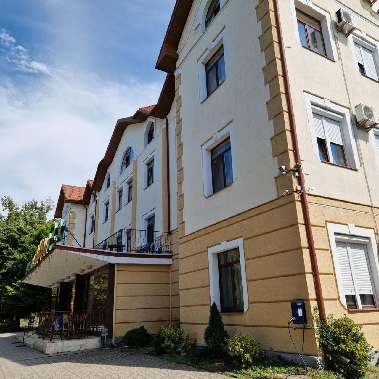Hotel Helikon Yanoshi Екстериор снимка