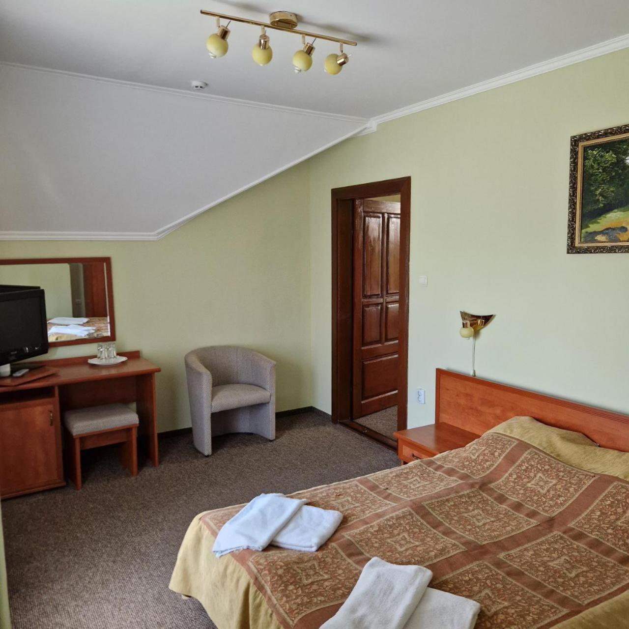 Hotel Helikon Yanoshi Екстериор снимка
