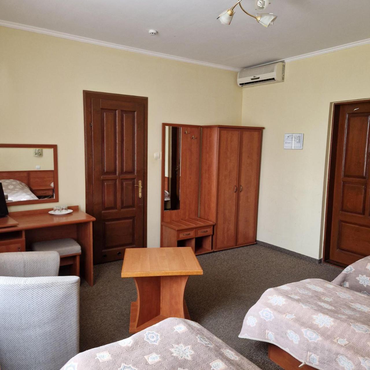 Hotel Helikon Yanoshi Екстериор снимка