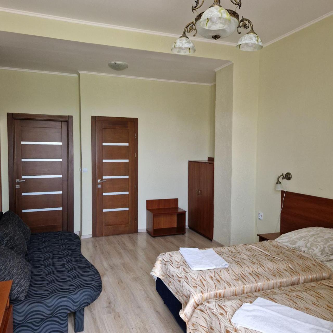 Hotel Helikon Yanoshi Екстериор снимка