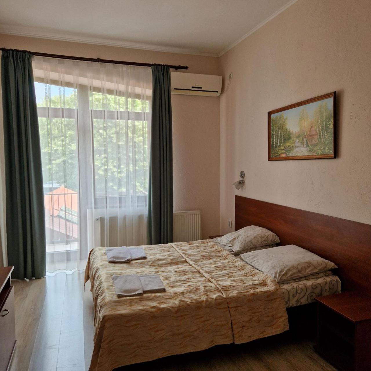 Hotel Helikon Yanoshi Екстериор снимка