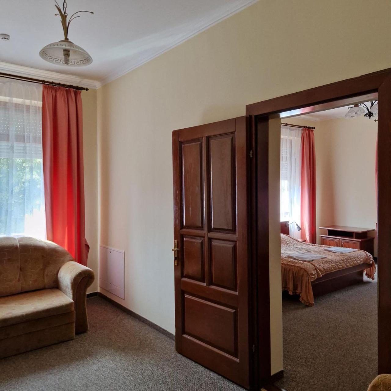 Hotel Helikon Yanoshi Екстериор снимка