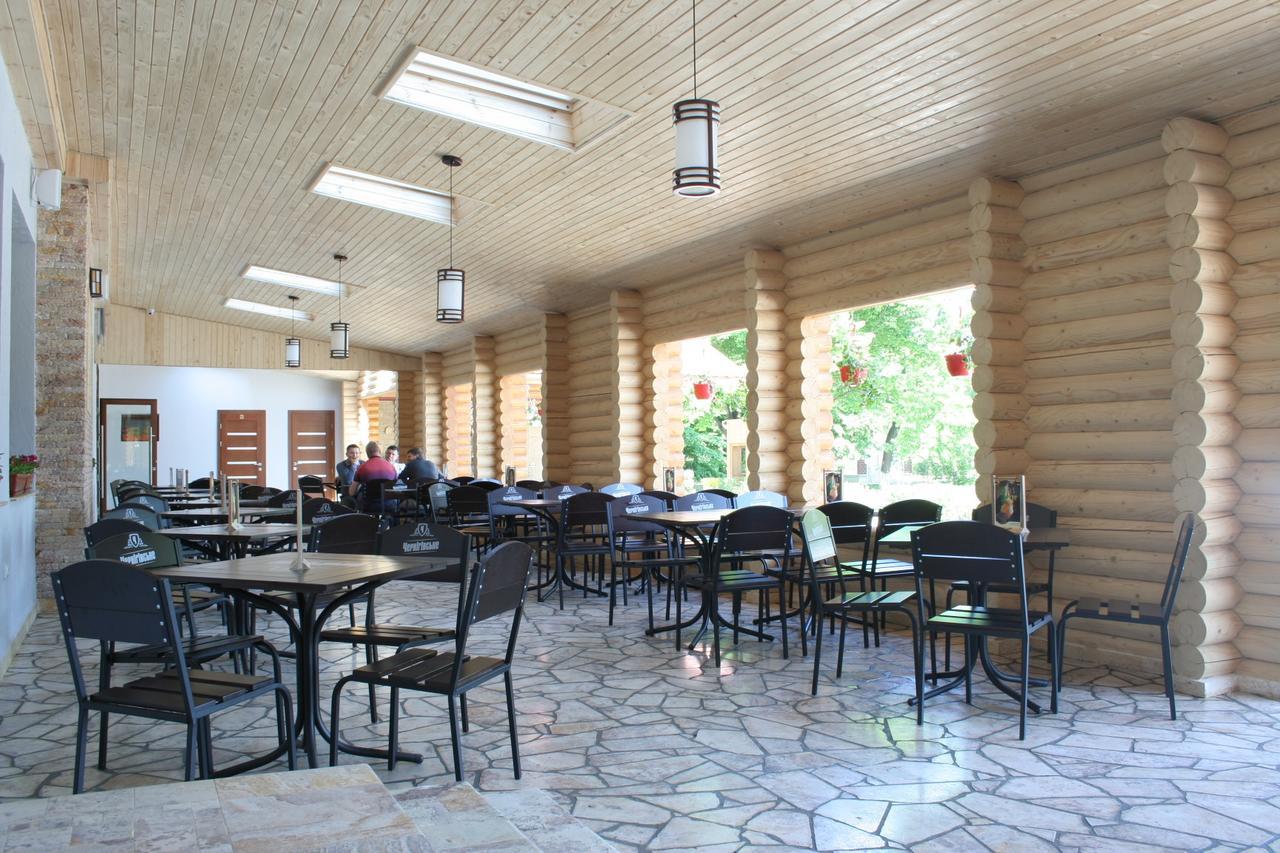 Hotel Helikon Yanoshi Екстериор снимка