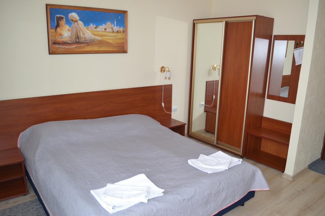 Hotel Helikon Yanoshi Екстериор снимка