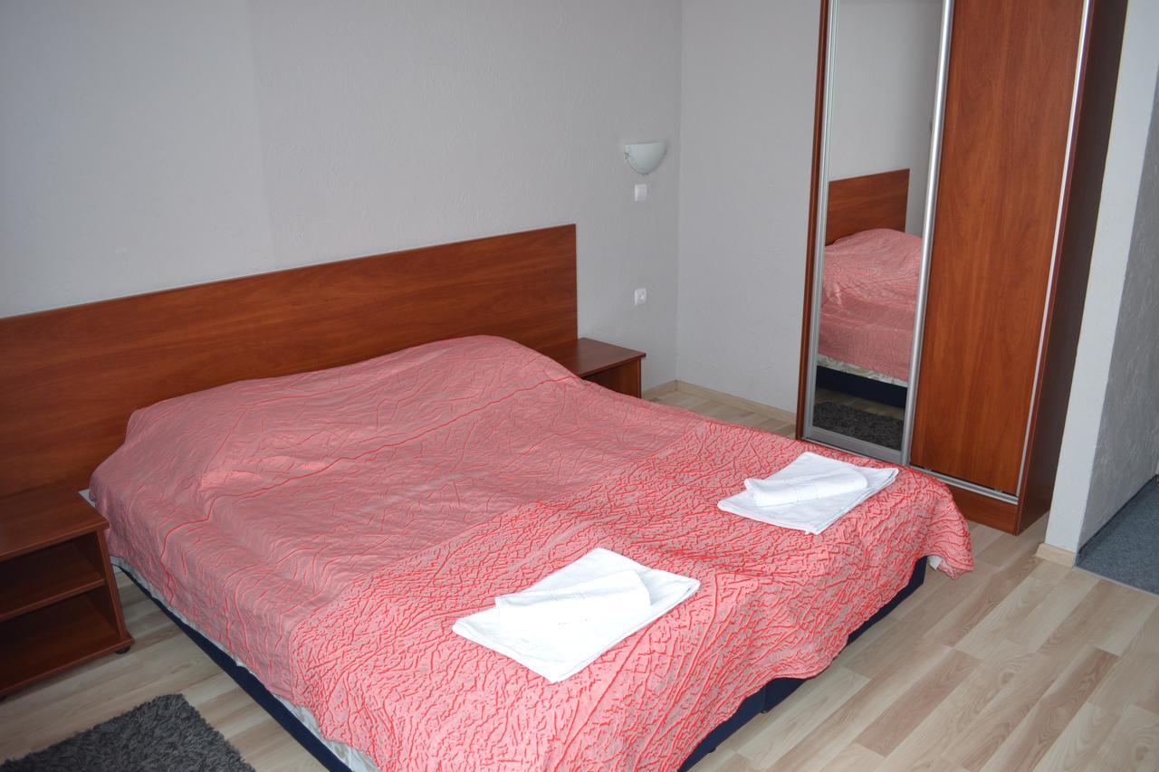 Hotel Helikon Yanoshi Екстериор снимка
